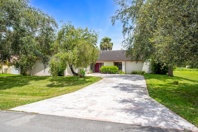 view of front of property featuring a front lawn