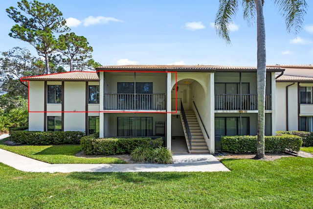 view of front of property featuring a front yard