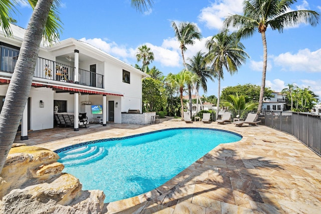 view of swimming pool featuring a patio