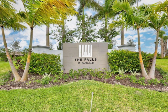 community / neighborhood sign featuring a lawn