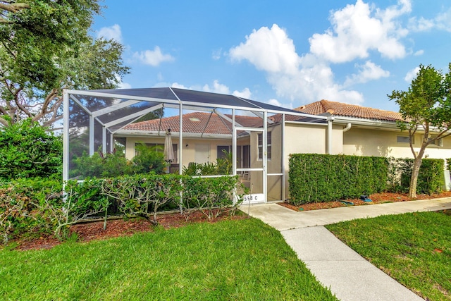 view of front facade featuring a lanai and a front yard