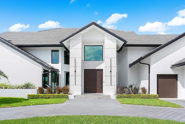 view of front facade featuring a front yard