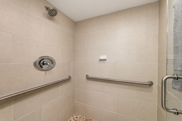 bathroom featuring a tile shower