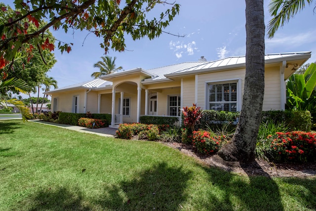 view of front facade with a front yard