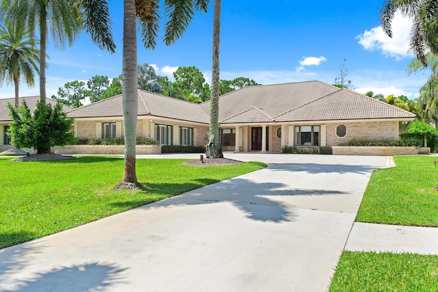 view of front facade with a front lawn