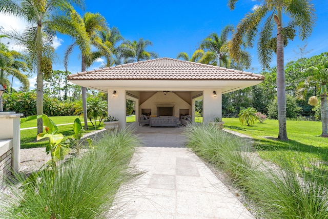 view of front of house featuring a front yard