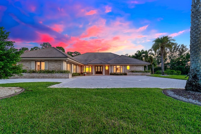 view of front of house featuring a lawn