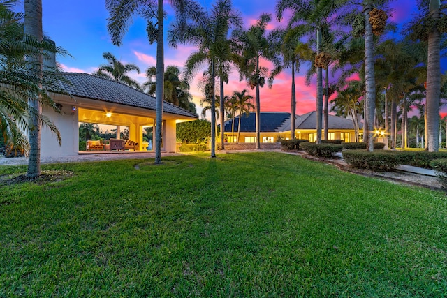 view of yard at dusk