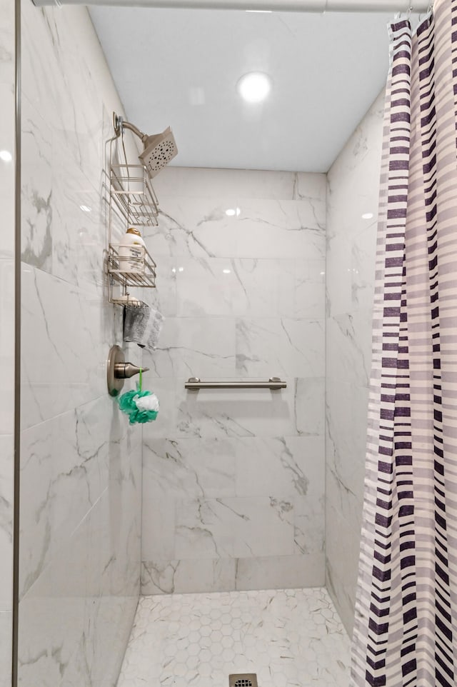 bathroom featuring a shower with shower curtain