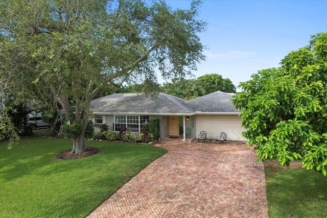 single story home with a front lawn