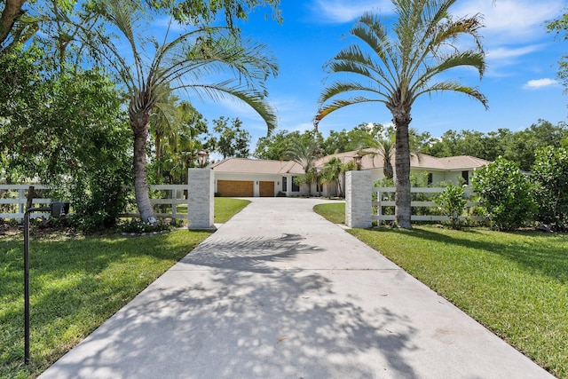 view of front of house featuring a front lawn