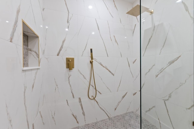 details featuring tiled shower