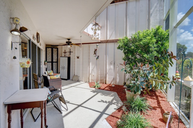 sunroom with ceiling fan