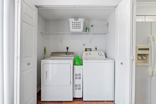 washroom with independent washer and dryer, a textured ceiling, and wood-type flooring