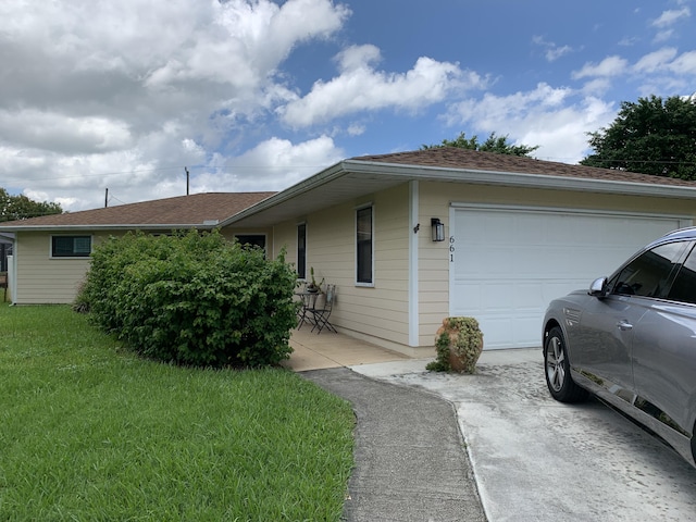 view of front facade featuring a garage and a front lawn