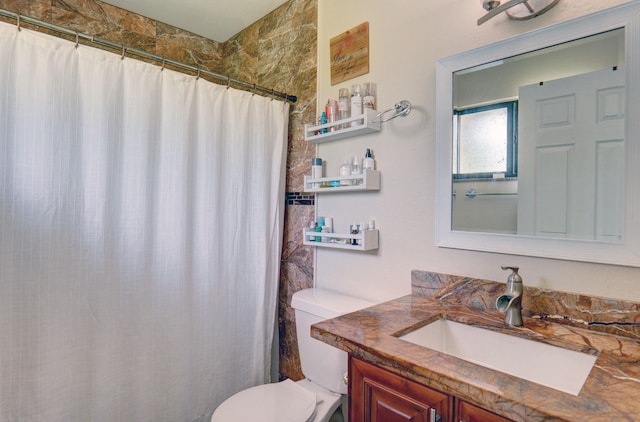 bathroom featuring a shower with shower curtain, vanity, and toilet