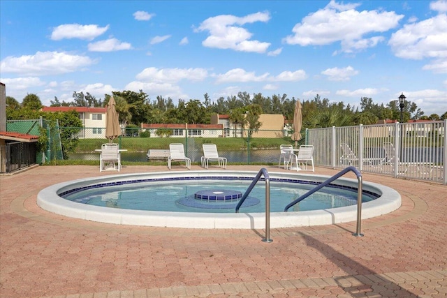 view of pool featuring an in ground hot tub