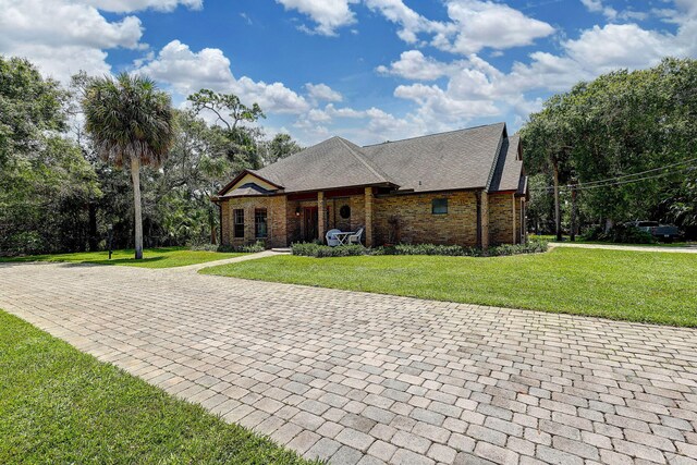 view of front of home featuring a front yard