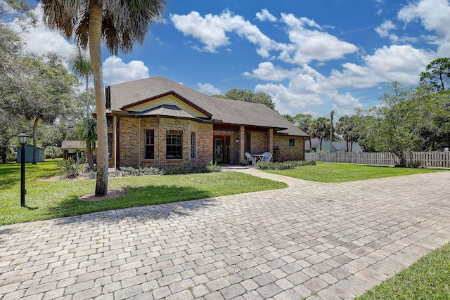 view of front facade with a front lawn