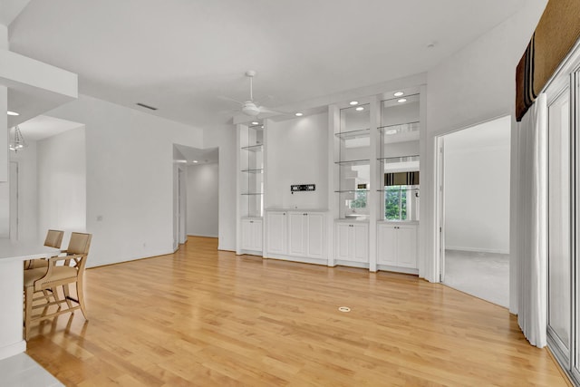 living room featuring light wood finished floors, visible vents, a ceiling fan, and recessed lighting