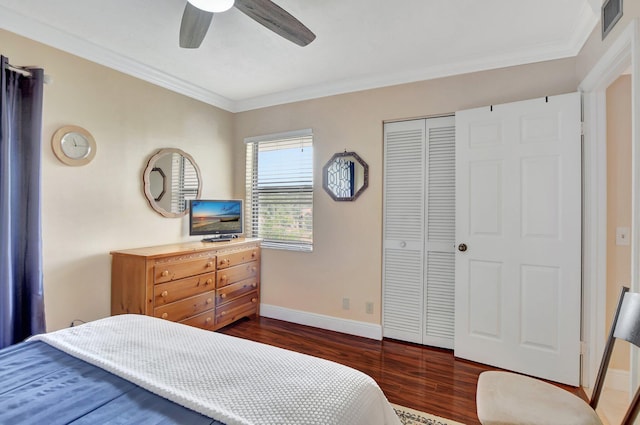 bedroom featuring ornamental molding, dark hardwood / wood-style floors, ceiling fan, and a closet