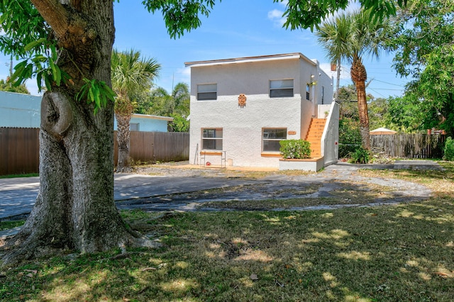 back of house featuring a lawn