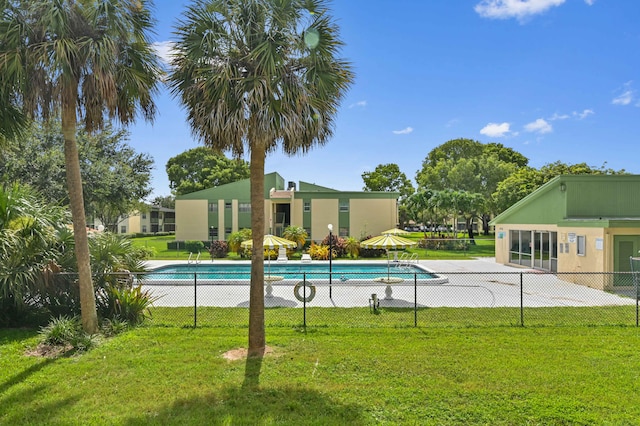 view of swimming pool featuring a yard