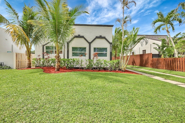 view of front of house featuring a front yard