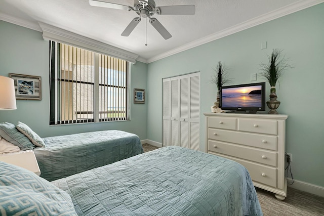 bedroom featuring ornamental molding, ceiling fan, and a closet