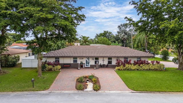 ranch-style house featuring a front lawn