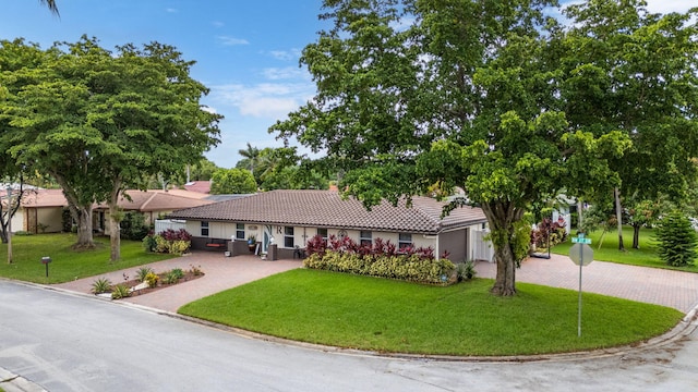 view of front of property featuring a front yard