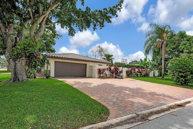 view of front facade featuring a garage and a front yard