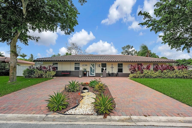 single story home featuring a front yard