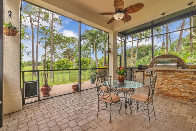 sunroom with ceiling fan