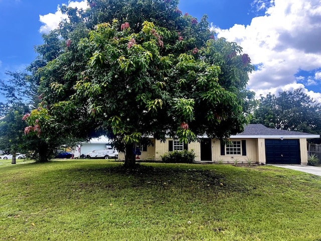 view of front facade featuring a garage and a front yard