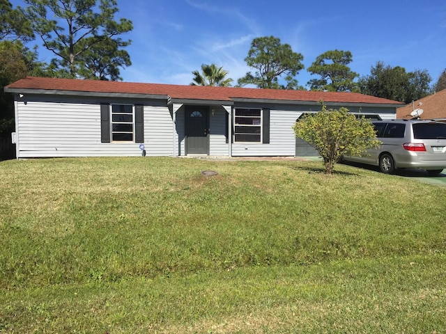 ranch-style home featuring a front lawn