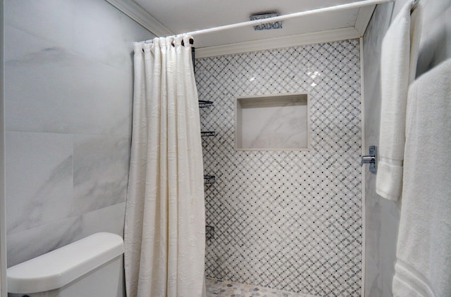 bathroom featuring a shower with curtain, crown molding, and toilet