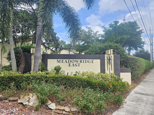 view of community / neighborhood sign