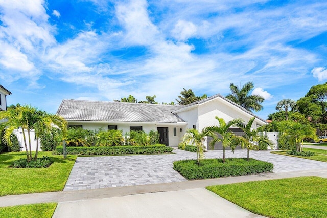 view of front of house featuring a front lawn