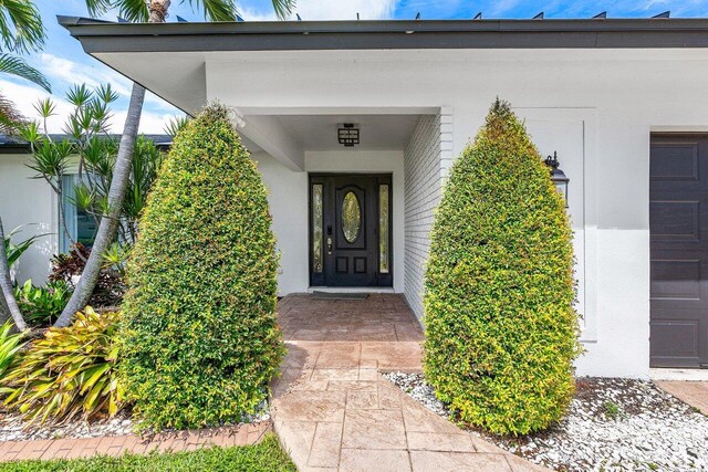 view of exterior entry featuring stucco siding