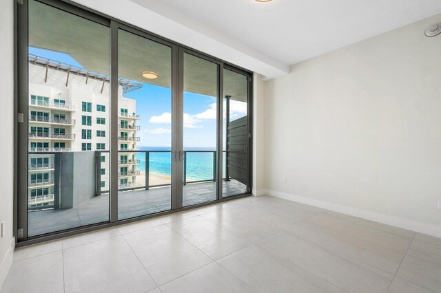 unfurnished room featuring light tile patterned floors