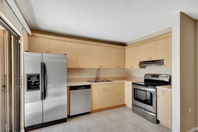 carpeted spare room featuring a textured ceiling, washer / clothes dryer, and a chandelier