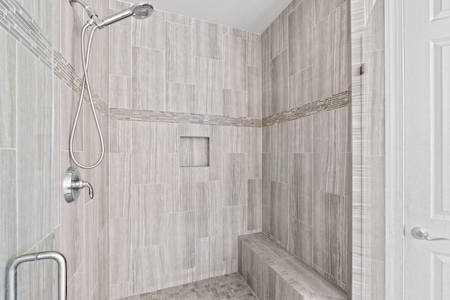 bathroom featuring a tile shower