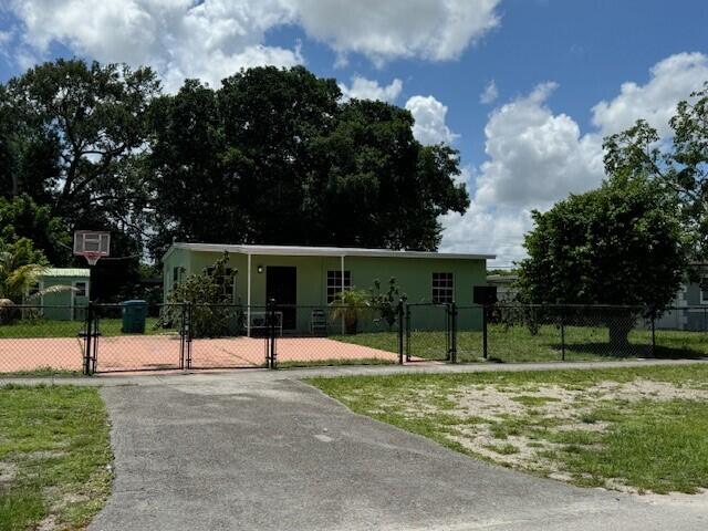 view of front of home with a front yard