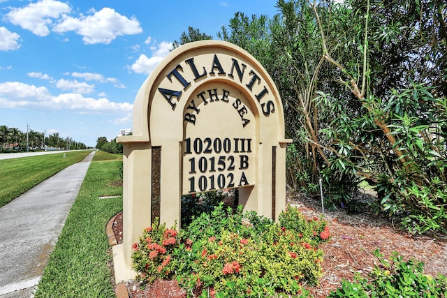 community sign with a lawn