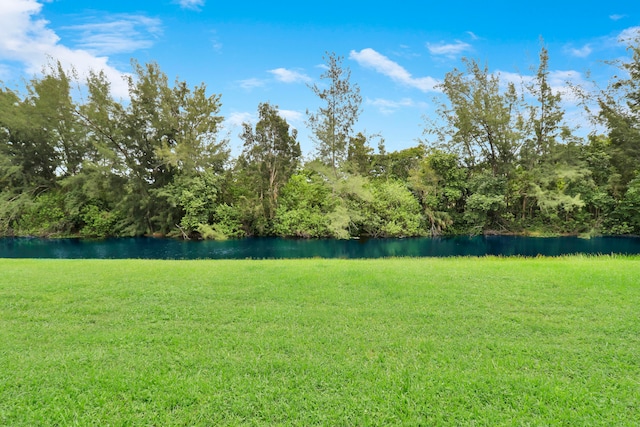 view of yard featuring a water view