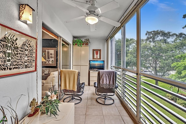 sunroom featuring ceiling fan