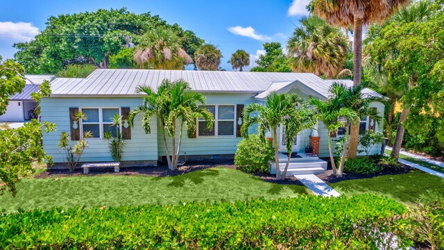 view of front of property featuring a front yard