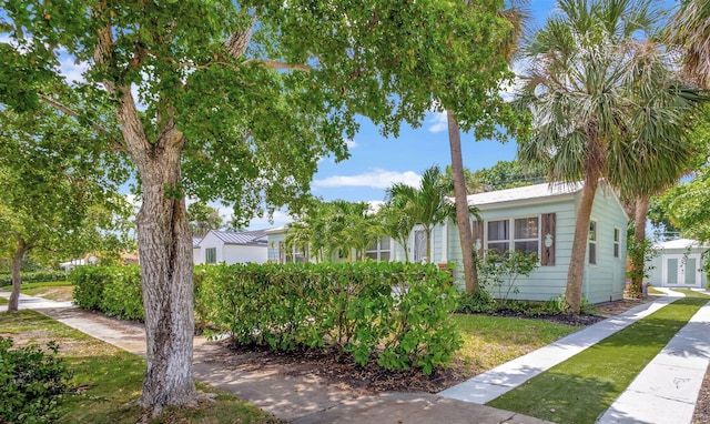 view of front of house with a front lawn