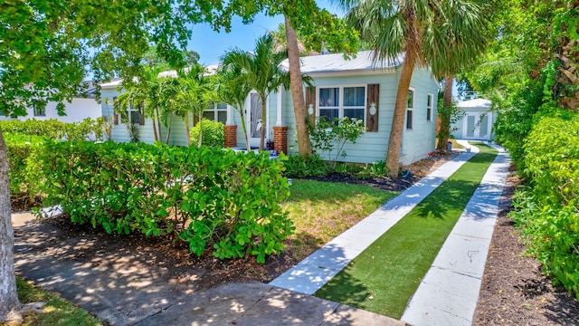 view of front of home featuring a front yard